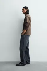 Camiseta de manga corta y cuello redondo, color marrón oscuro, con estampado frontal que dice "BOWERY ELECTRIC" en tipografía desgastada.