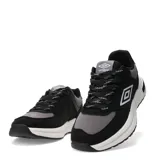 Championes urbanos Umbro modelo Kixs, color negro con detalles en gris y suela blanca. Presentan el logo de la marca en el lateral y en la lengüeta, con cordones negros y diseño de paneles combinados.