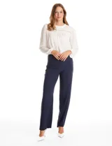 Pantalón sastrero de tiro alto y pierna ancha, con cierre frontal y gancho interno. Presenta bolsillos laterales de ojal y un diseño minimalista con caída fluida.