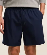 Bermuda masculina color beige, tipo boardshort, confeccionada en microfibra. Cuenta con cintura elástica, cordón ajustable y bolsillos.