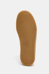 Zapatillas deportivas de estilo retro, confeccionadas en una combinación de gamuza en tonos rosados y detalles en cuero sintético blanco. Presentan cierre mediante cordones al tono y suela de goma plana en color caramelo.