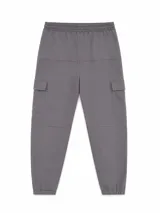 Pantalón de jogging tipo cargo color gris, con cintura elástica y cordón ajustable, bolsillos laterales con solapa y corte ajustado en los tobillos.