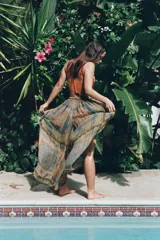 Pantalón de tiro bajo con cintura elástica, confeccionado en tejido de viscosa semitransparente con diseño drapeado y aberturas laterales en las piernas.
