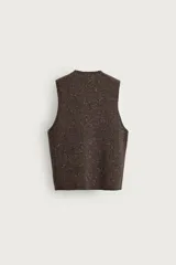 Chaleco de punto marrón jaspeado, de corte regular fit, con cuello en V y sisa amplia.