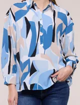 Blusa de gasa con estampado abstracto en tonos rosado, celeste, beige y negro, de silueta holgada, con cuello camisero, escote en V con media abotonadura y mangas largas de hombro caído.
