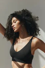 Soutien suave de punto seamless color negro, con escote en V profundo, tirantes ajustables y banda elástica ancha en la base para mayor sujeción.