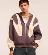 Saco tipo buzo con cierre frontal, confeccionado en tejido fleece. Presenta un diseño boxy con capucha, mangas largas de sisa desplazada y estampa abstracta en contraste. Cuenta con puños y bajo ajustados.