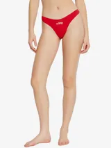 Pack de tres tangas negras de la marca Diesel, con corte clásico y minimalista, banda estrecha en la cadera y panel trasero recortado.