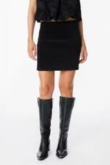 Minifalda de pana color marrón, con corte recto y diseño minimalista.