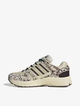 Championes Adidas Adistar Control 5 W, con diseño de running inspirado en los años 2000. Combinan tonos beige, marrones y detalles estampados tipo animal print con efecto de pelo, cordones verde oscuro y las icónicas tres tiras de la marca en los laterales.