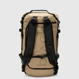 Bolso duffel de viaje color bordó con detalles en negro. Cuenta con correas de mano, correas ajustables, cierres reforzados y base resistente al agua.