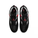 Championes Jordan Spizike Low, diseño urbano en color negro con detalles en gris, rojo y blanco, combinando elementos de varios modelos icónicos de Air Jordan con capellada de cuero y sintético.