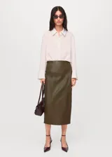 Falda midi tipo lápiz de tiro medio, con efecto piel en color verde militar y abertura posterior en el bajo. Cuenta con cierre de cremallera lateral.