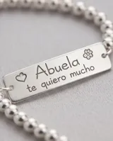 Pulsera de plata 925 compuesta por una cadena de pequeñas esferas y una placa rectangular central grabada con la inscripción 'Abuela te quiero mucho'.