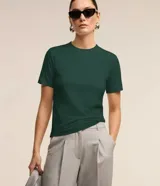 Remera básica de ribana verde oscuro, con mangas cortas y cuello redondo ajustado, de diseño liso y confeccionada en algodón con elastano.