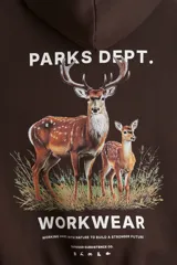 Canguro de mezcla de algodón color marrón oscuro, con capucha cruzada, bolsillo canguro frontal y puños y bajo acanalados. Presenta un estampado pequeño en el pecho con texto y símbolos.