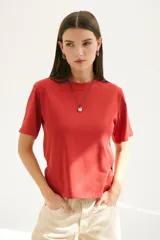 Remera de algodón color rojo con cuello redondo y mangas cortas.