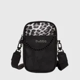 Bolso tipo phone bag de Bubba, confeccionado en cuero vegano negro con detalle de solapa superior en estampado animal print. Incluye una cadena decorativa negra frontal, cierre principal y correa ajustable extraíble.
