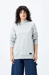 Canguro gris con capucha, bolsillo frontal y puños ajustados. Estampa frontal con la palabra 'Dramatic' en rojo y gráfico en la espalda con tipografía bold y serpiente ilustrada.