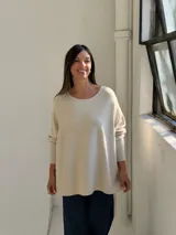 Sweater de punto de corte holgado y diseño minimalista, con cuello redondo y mangas largas con puños acanalados.