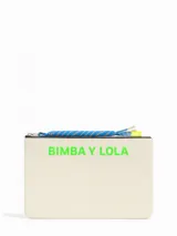 Neceser rectangular color crema con logo Bimba y Lola en verde neón.