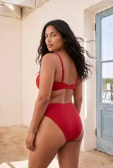 Bikini negro con corpiño tipo balconette con aro y tirantes regulables, combinado con bombacha de tiro alto.