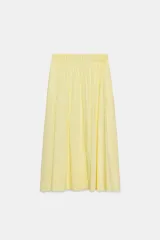 Falda midi de tiro medio, confeccionada en mezcla de lyocell, con cintura elástica fruncida y diseño amplio de corte fluido.