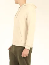 Sweater deportivo con capucha y cordones ajustables, bolsillo canguro frontal. Color verde oliva jaspeado.