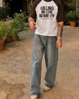 Remera estilo raglan con cuerpo blanco y mangas cortas marrones, con diseño gráfico inspirado en Rage Against The Machine y la frase 'Killing In The Name Of' en el frente.