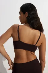 Soutien de punto con diseño seamless, copas forradas con relleno extraíble, escote en V profundo y breteles ajustables.