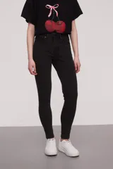 Pantalón jean de corte skinny y tiro medio, con diseño clásico de cinco bolsillos y costuras reforzadas.