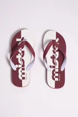 Ojotas Mistral con diseño bicolor en blanco y bordó, con estampado del logo de la marca y tiras de goma en color bordó.