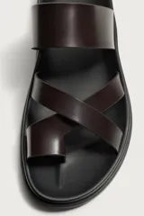 Sandalia plana para hombre de color verde militar, con diseño multitiras y sujeción para el dedo.