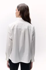Camisa blanca de algodón con cuello clásico y detalle de brillos en cuello y centro.