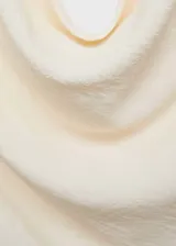 Top blanco con cuello drapeado asimétrico, manga corta y diseño entallado.