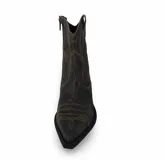 Bota corta estilo texana color marrón, confeccionada en cuero, con bordados decorativos y cierre lateral. Interior forrado en cuero, plantilla anatómica y suela de goma con taco foliado de 3,5 cm.