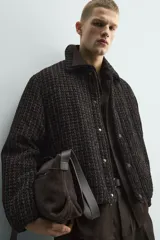 Cazadora de corte boxy fit confeccionada en tejido con textura waffle y acolchado interior. Presenta cuello solapa, cierre frontal con botones a presión, mangas largas con puños elásticos y bolsillos de vivo en la cadera.