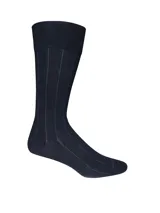 Medias de caña media en color azul marino con diseño de rayas verticales finas. Cuentan con puño suave y tratamiento antimicrobiano.