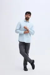 Camisa de manga larga fit semi slim color celeste, con cierre frontal de botones y cuello camisero clásico.
