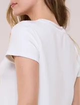 Remera celeste de manga corta, con cuello redondo y detalle calado en el rib del escote, de corte recto y ajuste cómodo.
