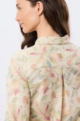 Camisa de lino manga larga con estampa botánica en tonos suaves, de corte clásico y cierre frontal con botones.