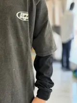 Remera manga larga blanca de algodón con puños elastizados y etiqueta con logo en la manga.