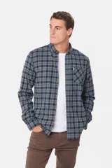 Camisa de viyela a cuadros tipo leñadora, con cuello abotonado, cierre frontal con botones y bolsillo en el pecho.