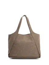 Cartera tipo tote de Hush Puppies en color marrón, confeccionada en material sintético con efecto desgastado. Presenta un diseño amplio con doble asa superior para llevar al hombro y perforaciones frontales formando un círculo con el texto de la marca.