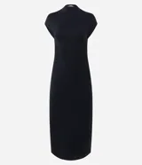 Vestido midi de corte recto confeccionado en punto Roma, con cuello alto y diseño sin mangas. Presenta una estructura firme y un calce al cuerpo.