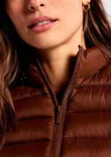 Campera puffer de diseño acolchado con cierre frontal y cuello alto, en color marrón.