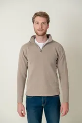 Sweater de algodón lavado en color beige, con diseño de cuello alto y medio cierre frontal. Presenta mangas largas y un corte clásico.