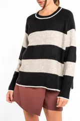 Sweater de punto con rayas horizontales en tonos azul, marrón y beige, de corte holgado y manga larga.