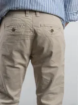 Pantalón corte chino de gabardina color azul marino, con ajuste regular fit y bolsillos laterales.