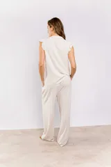 Pantalón de lino color beige, de corte amplio y cintura con cordón ajustable.